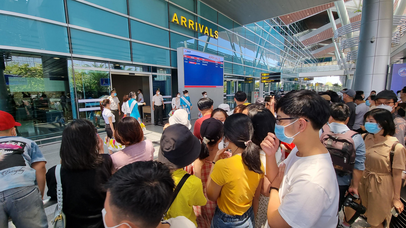 Người đến mỗi lúc một đông.