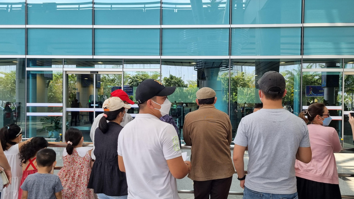 Người dân tới đón người thân tại sân bay.