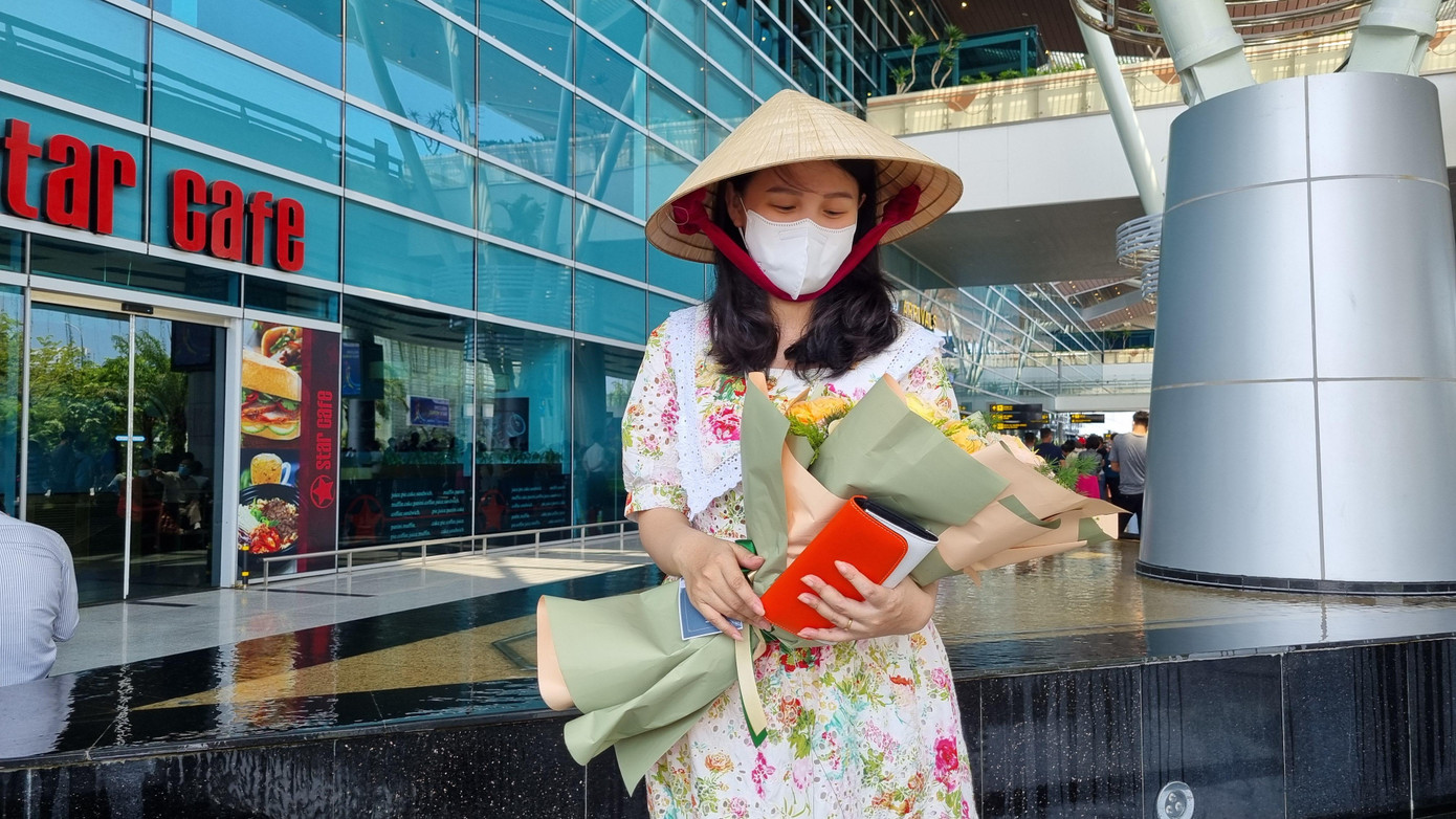 Chị Huỳnh Thị Trường An (Đà Nẵng) mang hoa tới đón người nhà tại sân bay. Người nhà chị từ Singapore trở về,