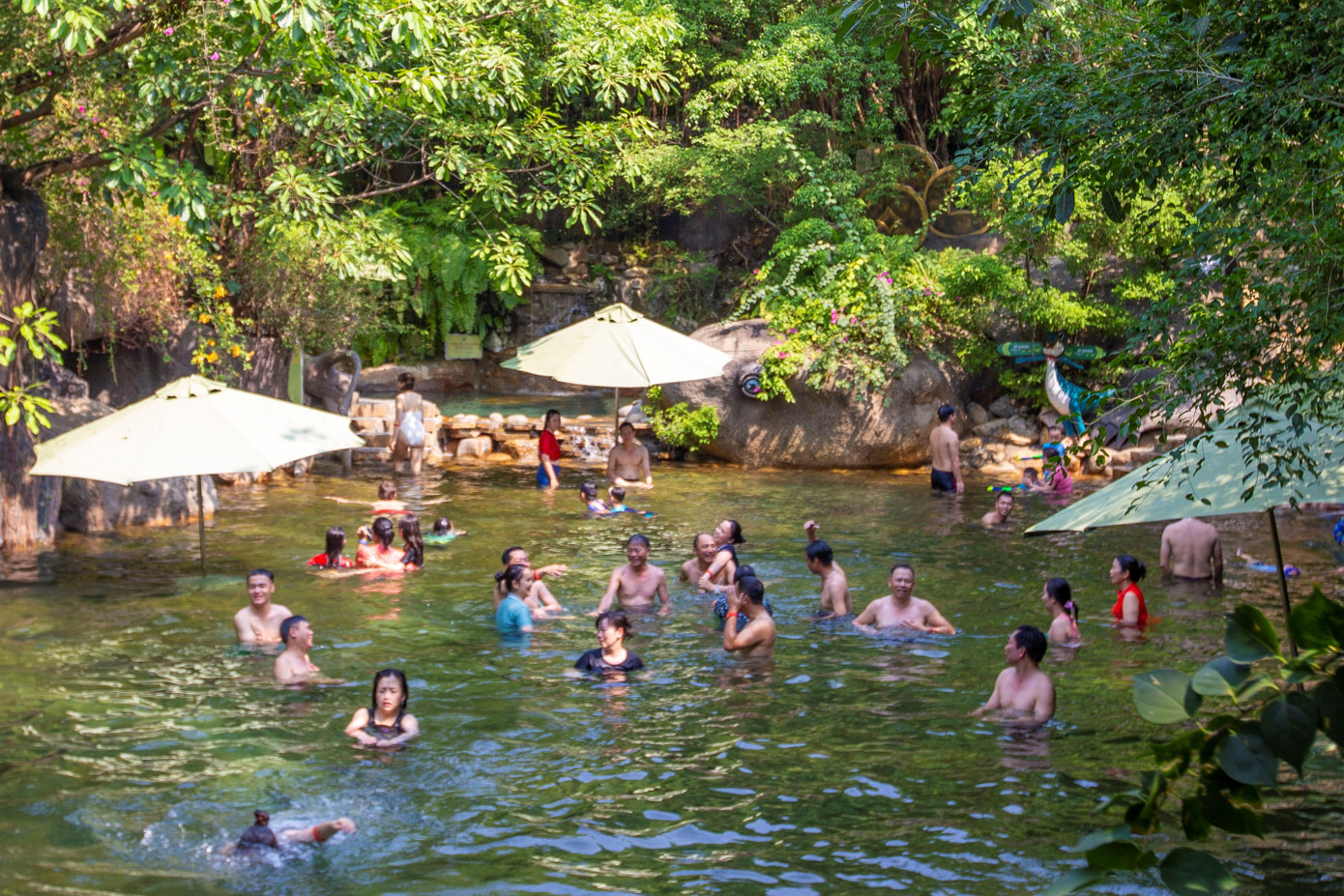 Những khu suối mát được du khách ưa chuộng. Những khu suối mát được du khách ưa chuộng.