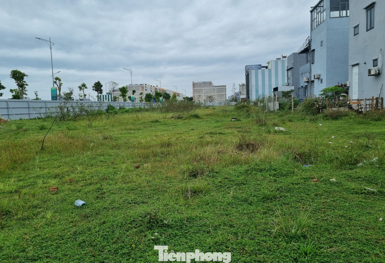 Người dân quanh khu vực này cho hay số hố trụ trên đã được đóng cách đây khá lâu và đóng sâu xuống lòng đất, có thể cả chục mét. “Mấy bữa hè tôi cũng thường cho cháu tới các bãi đất trống quanh đây chơi, không hề biết có những hố trụ như thế này. Thật sự sau vụ việc cháu bé ở Đồng Tháp tôi rất lo. Mong các đơn vị chức năng phải rào chắn, cắm biển cảnh báo sớm để không xảy ra những chuyện đáng tiếc”, anh Võ Ngọc Vui (phường Hòa Quý) lo lắng.