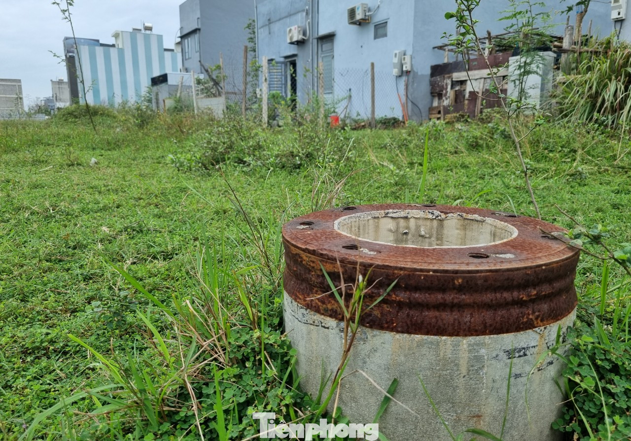 Một số trụ nhô lên cách mặt đất khoảng 20cm, miệng hố cũng không được che đậy. Bên trong đầy nước và rác. Tuy nhiên số trụ lồi này không nhiều, khoảng 10 trụ.