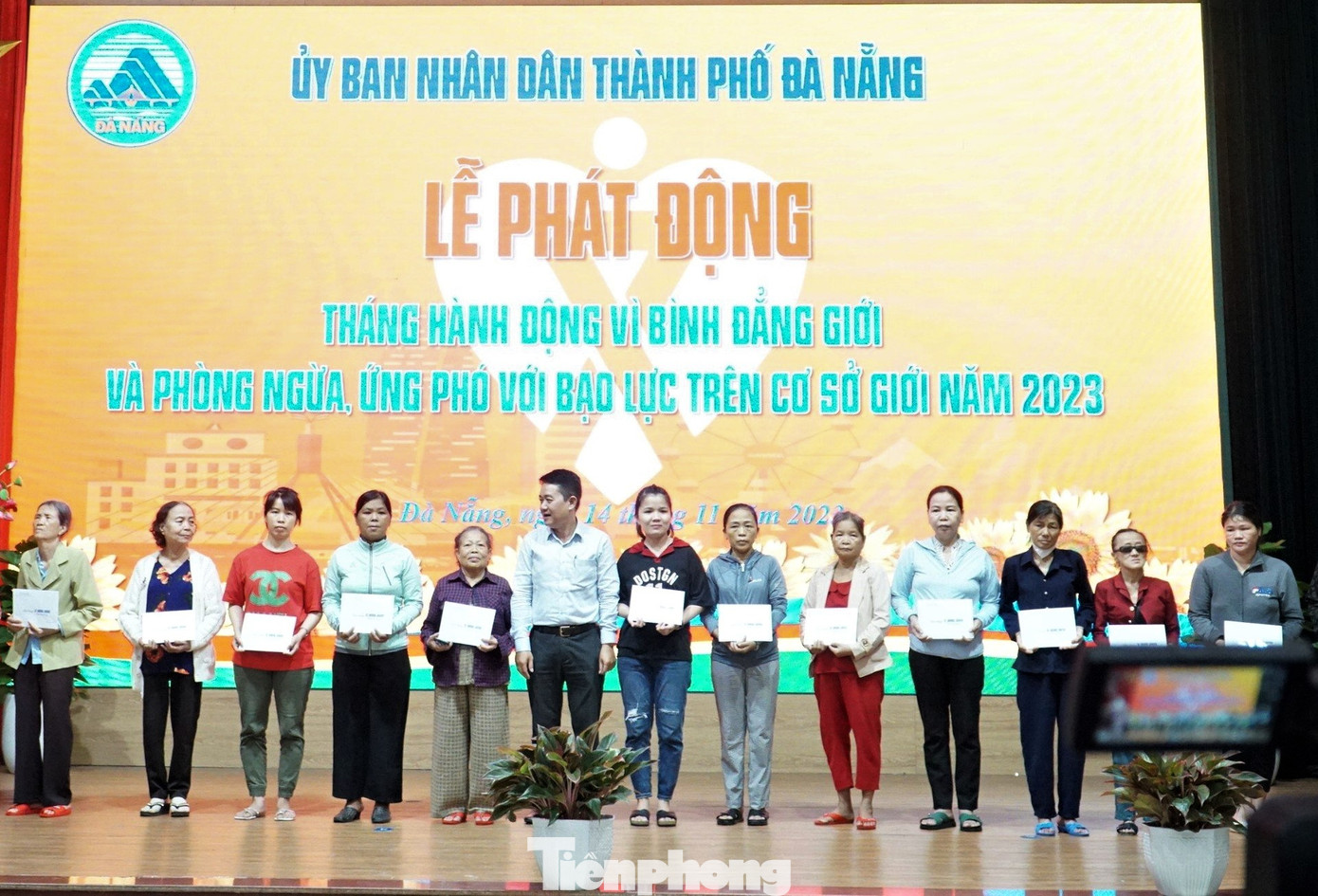Trao quà cho chị em phụ nữ có hoàn cảnh khó khăn.