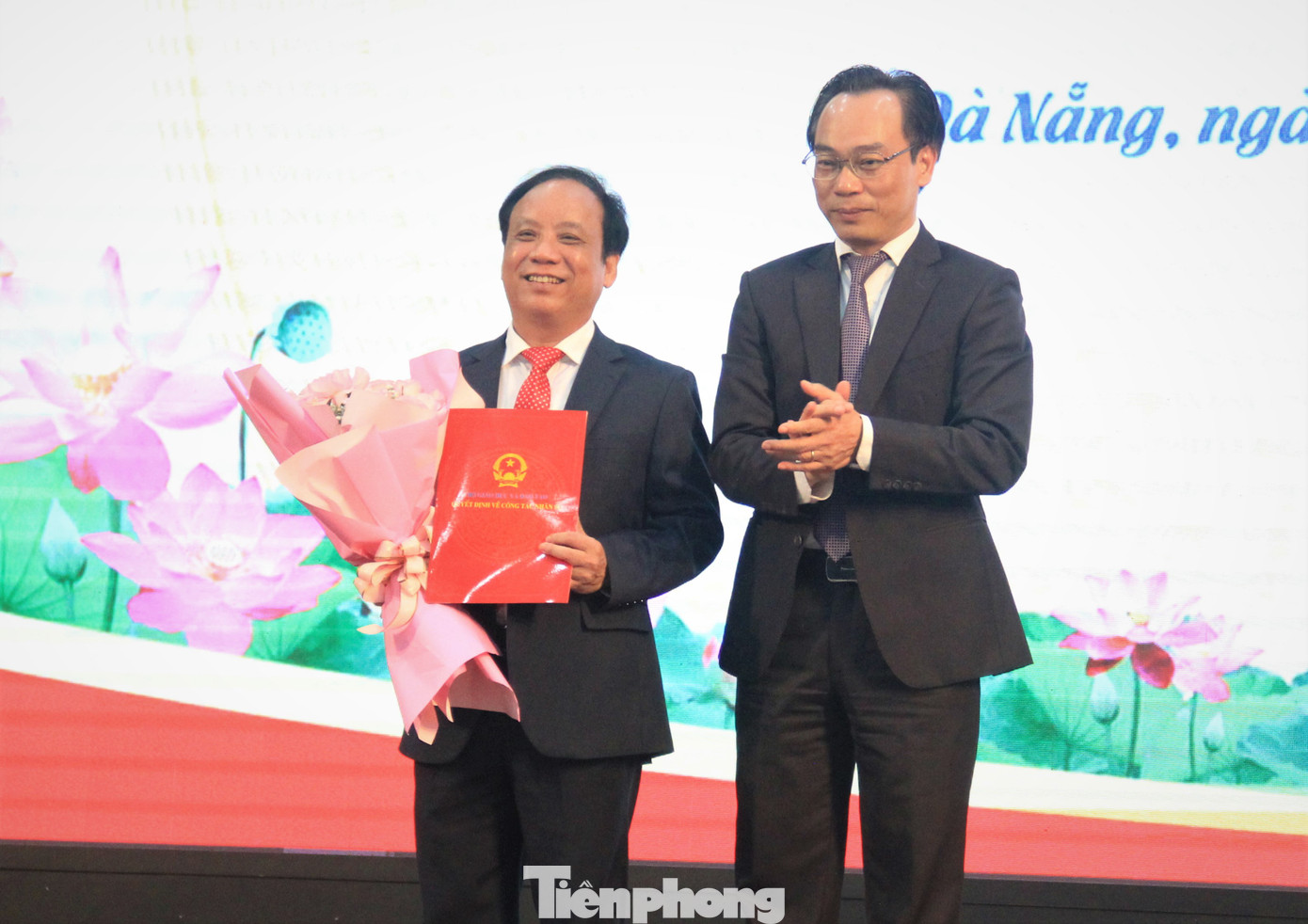 Thứ trưởng Bộ GD&ĐT Hoàng Minh Sơn trao quyết định công nhận PGS.TS. Nguyễn Ngọc Vũ giữ chức vụ Giám đốc ĐH Đà Nẵng. Thứ trưởng Bộ GD&ĐT Hoàng Minh Sơn trao quyết định công nhận PGS.TS. Nguyễn Ngọc Vũ giữ chức vụ Giám đốc ĐH Đà Nẵng.
