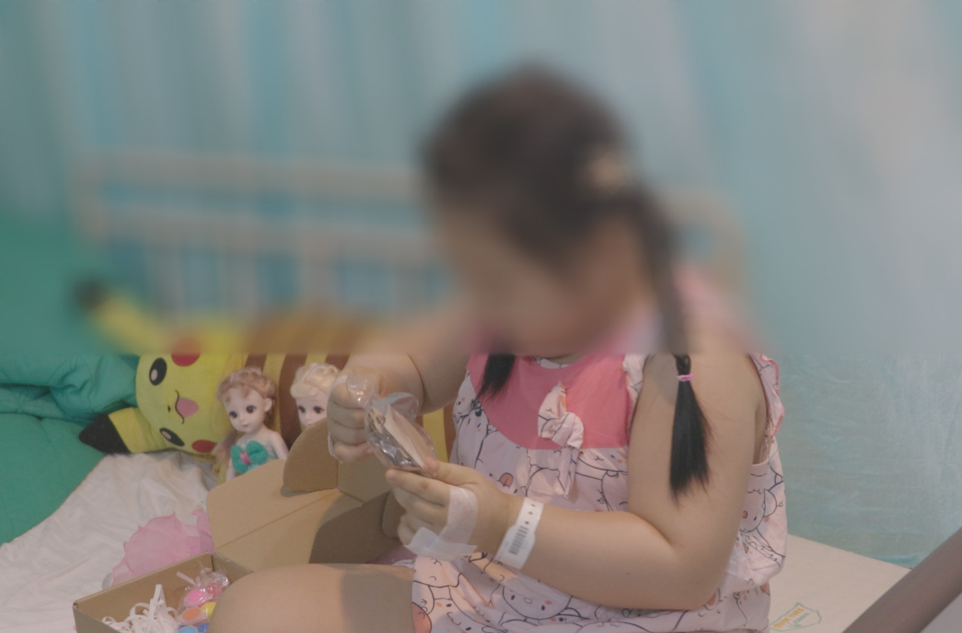 Bé L. đã cầm nắm được đồ vật.