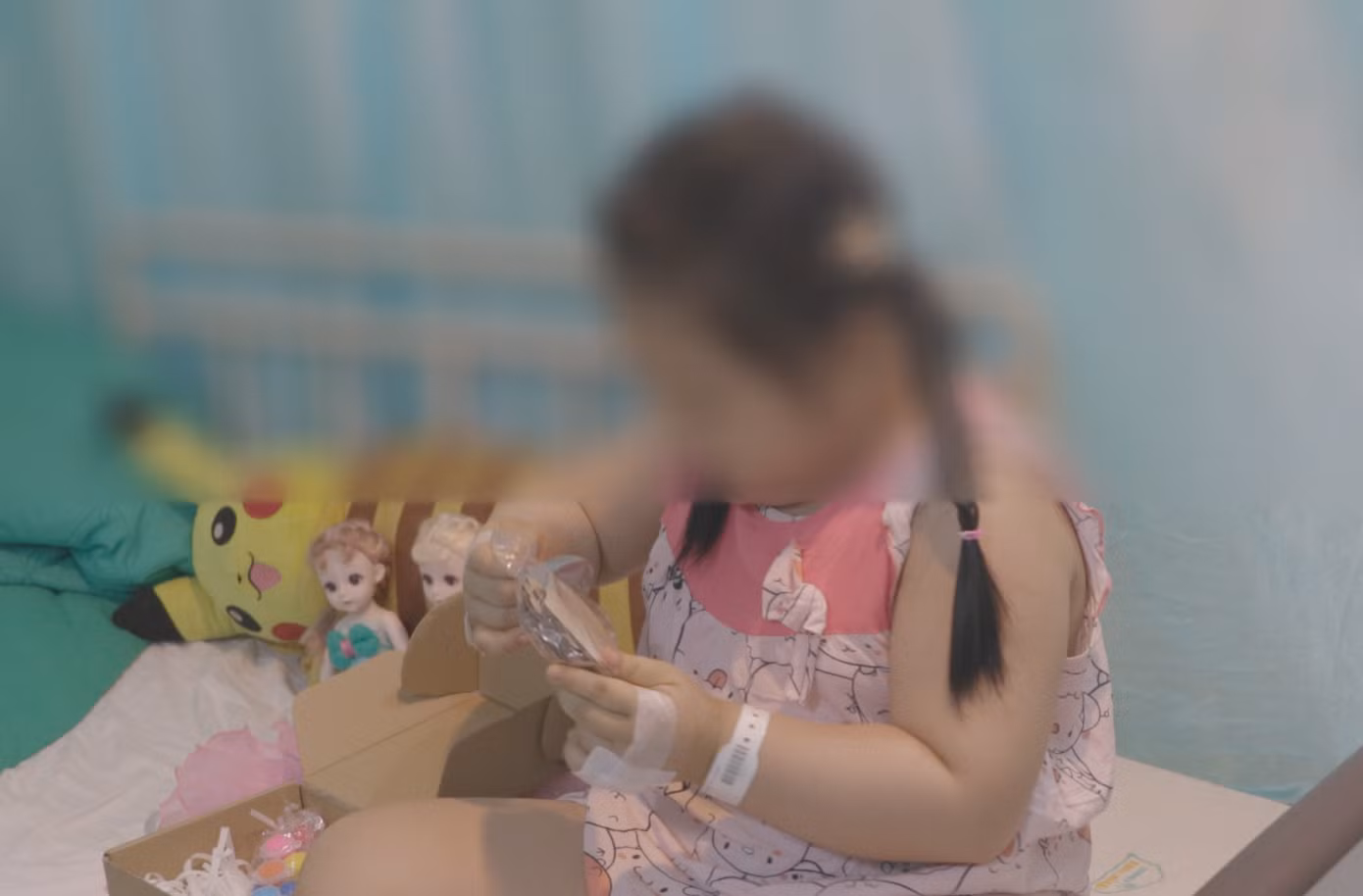 Bé L. đã cầm nắm được đồ vật. Bé L. đã cầm nắm được đồ vật.