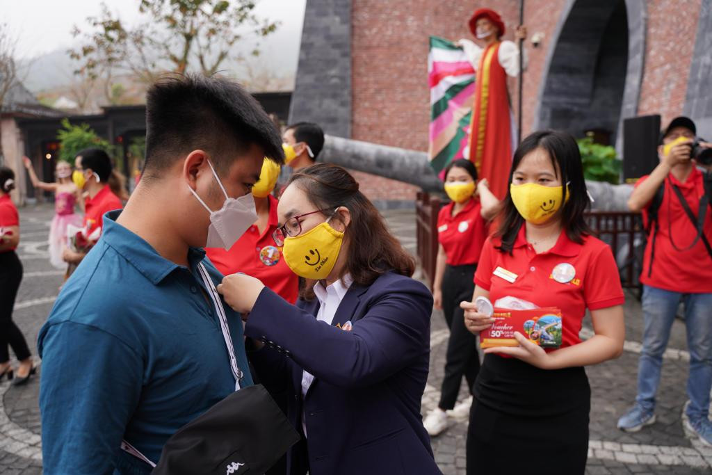 Những vị khách đầu tiên được chào đón, tặng hoa, voucher cùng những phần quà nhỏ xinh thể hiện sự tri ân của khu du lịch. Những vị khách đầu tiên được chào đón, tặng hoa, voucher cùng những phần quà nhỏ xinh thể hiện sự tri ân của khu du lịch.