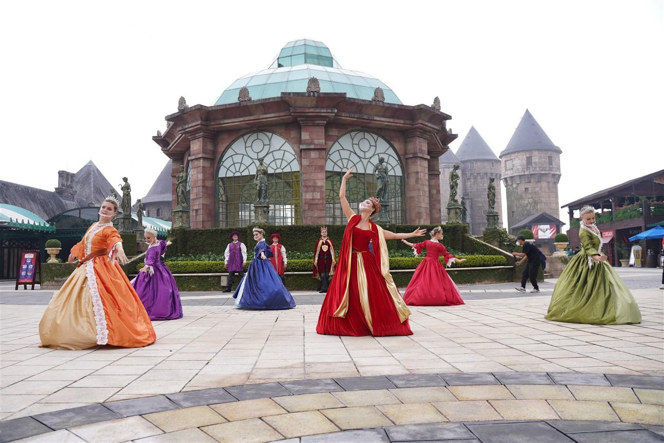 Đón khách trở lại từ 18/3, khu du lịch sẽ hoạt động vào ba ngày cuối tuần, đồng thời dành tặng chương trình ưu đãi cho tất cả du khách đến hết ngày 24/4. Đón khách trở lại từ 18/3, khu du lịch sẽ hoạt động vào ba ngày cuối tuần, đồng thời dành tặng chương trình ưu đãi cho tất cả du khách đến hết ngày 24/4.