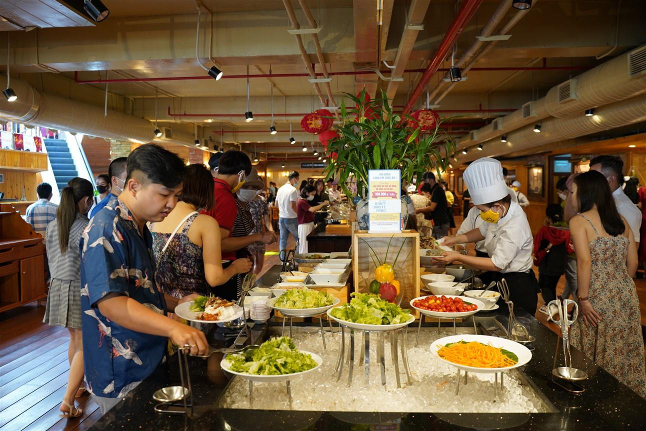 Sau những giây phút tham quan, thưởng thức các show diễn độc đáo, du khách lại được thưởng thức những đặc sản ẩm thực đặc sắc tại Beer Plaza để tiếp thêm năng lượng cho hành trình khám phá đỉnh Núi Chúa. Sau những giây phút tham quan, thưởng thức các show diễn độc đáo, du khách lại được thưởng thức những đặc sản ẩm thực đặc sắc tại Beer Plaza để tiếp thêm năng lượng cho hành trình khám phá đỉnh Núi Chúa.