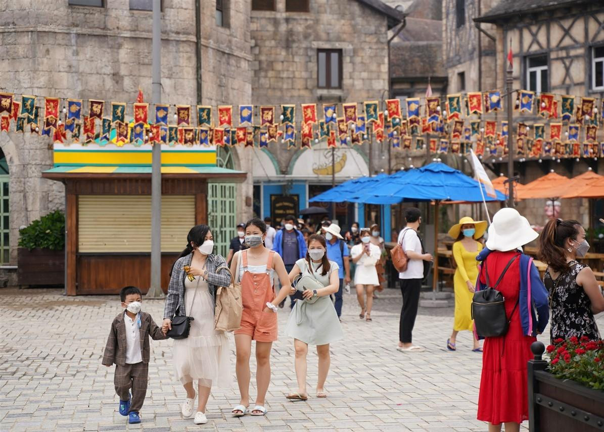 “Đi du lịch Đà Nẵng đúng vào dịp Bà Nà Hills mở cửa trở lại nên em và nhóm bạn không bỏ lỡ cơ hội và quyết định ghé thăm nơi đây. Không ngờ tụi em lại là những vị khách đầu tiên được chào đón rất nồng nhiệt, được tặng những món quà rất dễ thương”, Hương Thảo (Hà Nội) chia sẻ. “Đi du lịch Đà Nẵng đúng vào dịp Bà Nà Hills mở cửa trở lại nên em và nhóm bạn không bỏ lỡ cơ hội và quyết định ghé thăm nơi đây. Không ngờ tụi em lại là những vị khách đầu tiên được chào đón rất nồng nhiệt, được tặng những món quà rất dễ thương”, Hương Thảo (Hà Nội) chia sẻ.