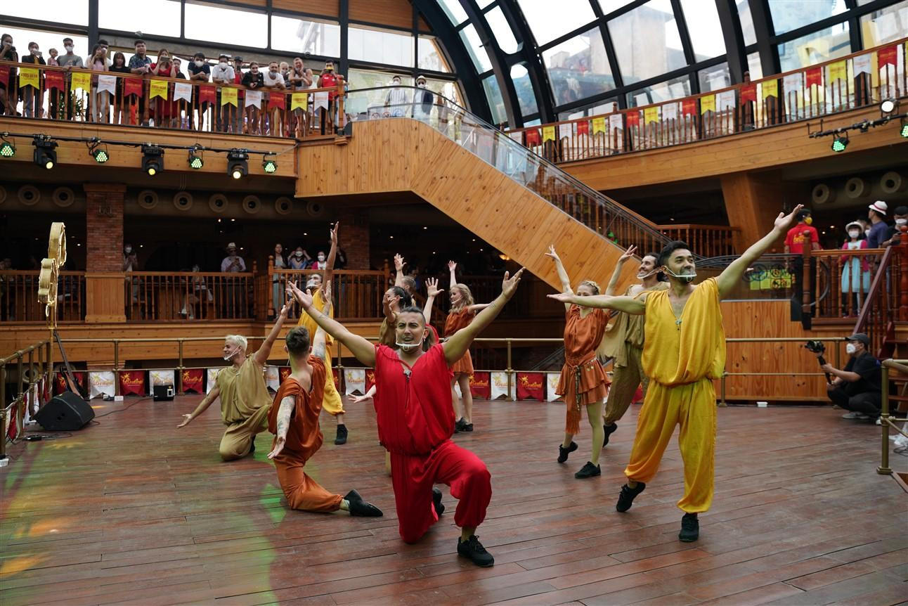 Tiết mục biểu diễn thu hút du khách ngay trong ngày đầu mở cửa. Tiết mục biểu diễn thu hút du khách ngay trong ngày đầu mở cửa.