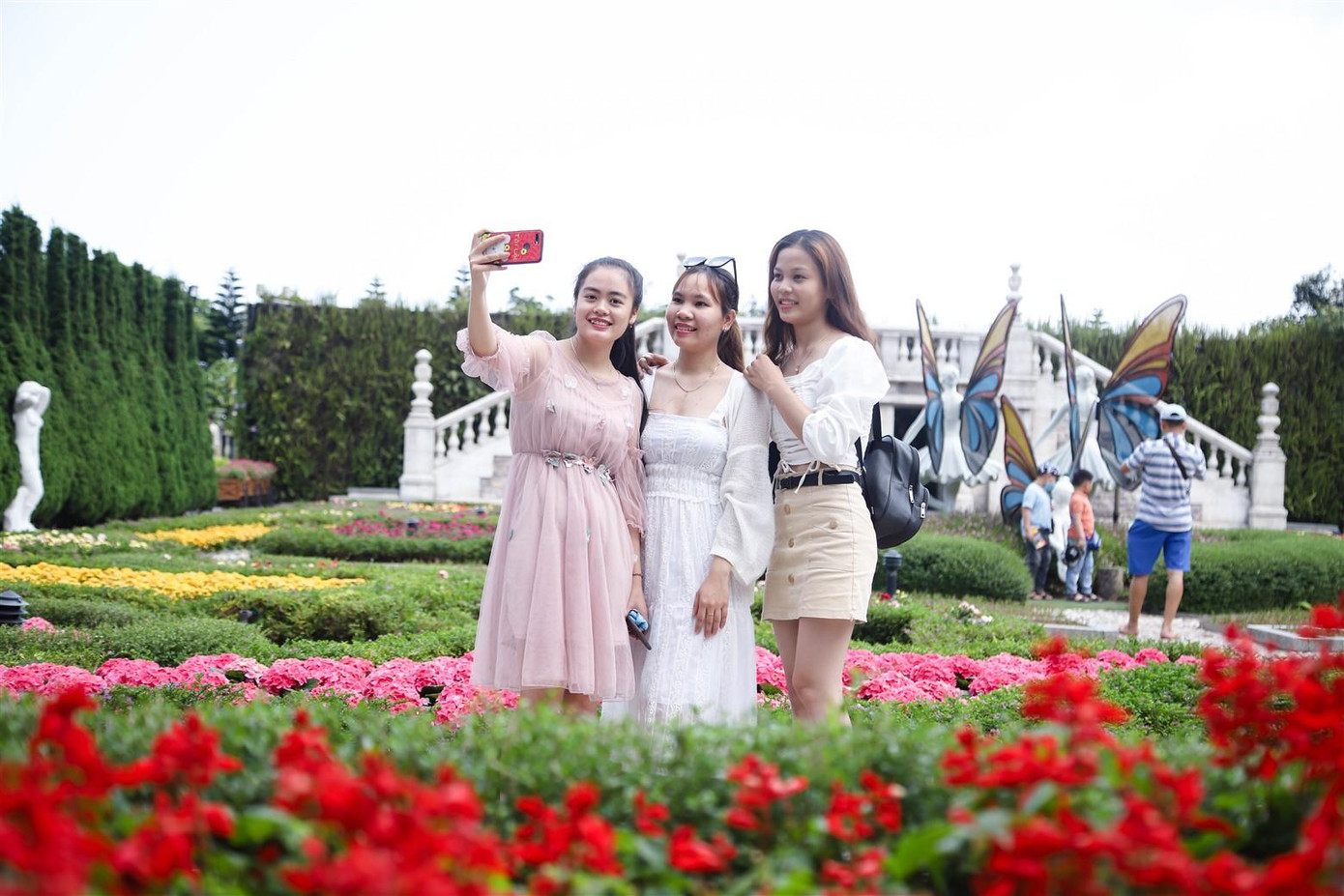 Để mang tới những trải nghiệm tuyệt vời và mới mẻ, khu du lịch đã dồn tổng lực đầu tư làm đẹp, trang trí tỉ mỉ từng ngóc ngách. Để mang tới những trải nghiệm tuyệt vời và mới mẻ, khu du lịch đã dồn tổng lực đầu tư làm đẹp, trang trí tỉ mỉ từng ngóc ngách.