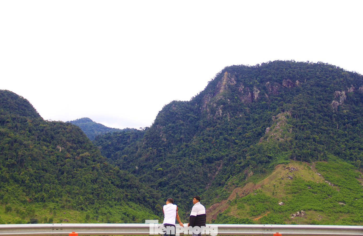 Hai bên tuyến đường là đồi núi xanh mát.