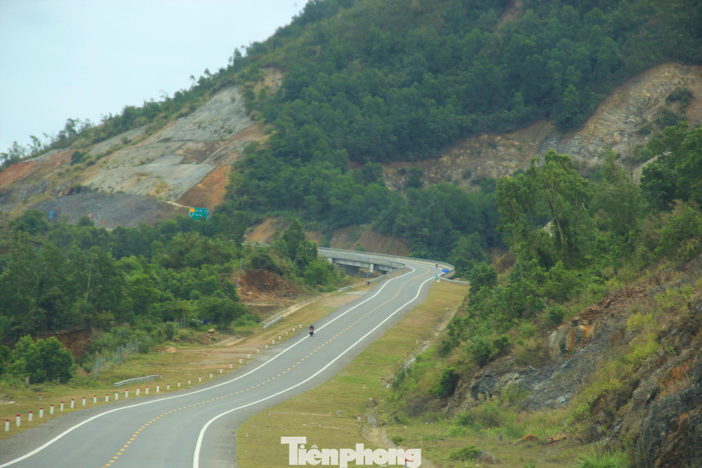 Cao tốc La Sơn - Túy Loan do Ban quản lý dự án đường Hồ Chí Minh (Bộ GTVT) làm đại diện chủ đầu tư, khởi công ngày 22/12/2013 với tổng chiều dài 77,5km, bắt đầu từ ngã ba La Sơn (huyện Phú Lộc, TT - Huế) và kết thúc tại nút giao Túy Loan (huyện Hòa Vang, TP Đà Nẵng).