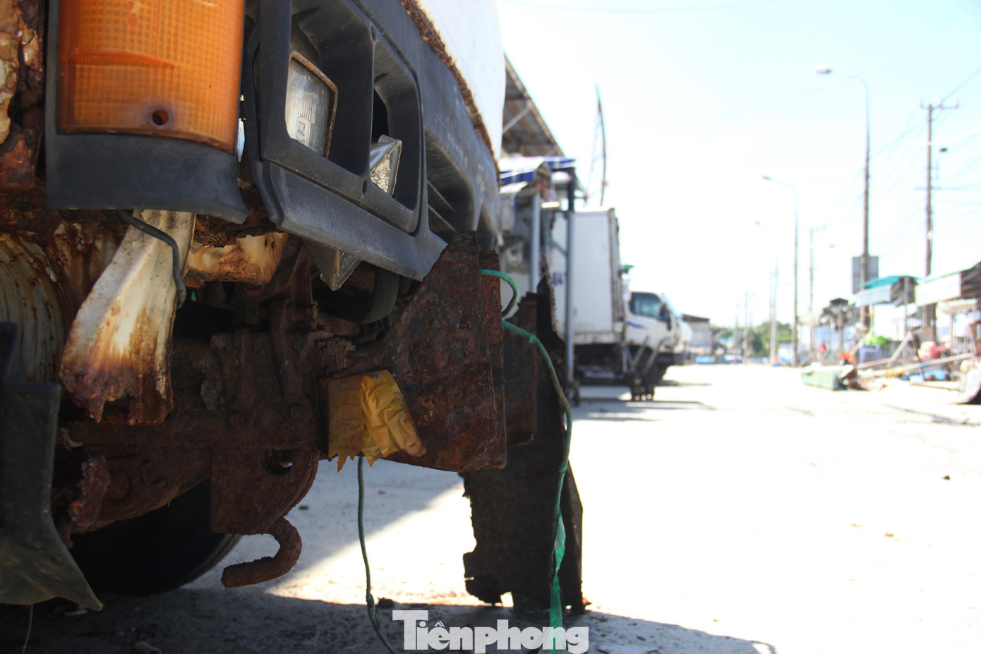 Nhiều xe ô tô tải hoen rỉ, hư hỏng vì để lâu ngày trong cảng giữa trời mưa nắng.