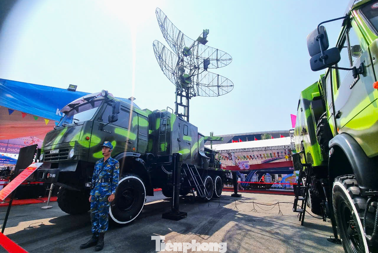 Xe đài ra đa có tính năng chỉ thị mục tiêu cho tổ hợp tên lửa và các đơn vị hỏa lực đường không, cung cấp thông tin, kết nối tới Sở chỉ huy linh hoạt, quan sát toàn bộ phương vị 360 độ, chống các loại nhiễu tiêu cực…. Xe đài ra đa có tính năng chỉ thị mục tiêu cho tổ hợp tên lửa và các đơn vị hỏa lực đường không, cung cấp thông tin, kết nối tới Sở chỉ huy linh hoạt, quan sát toàn bộ phương vị 360 độ, chống các loại nhiễu tiêu cực….