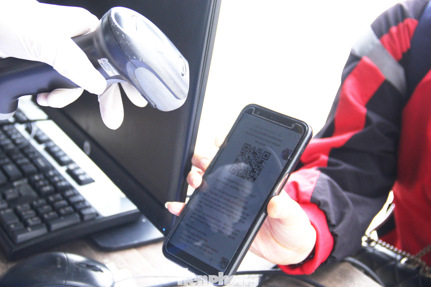 Công dân trở về thành phố khi tới chốt kiểm soát phải khai báo y tế bằng mã QR, lấy phiếu xét nghiệm nhanh kháng nguyên vi rút SARS-CoV-2.