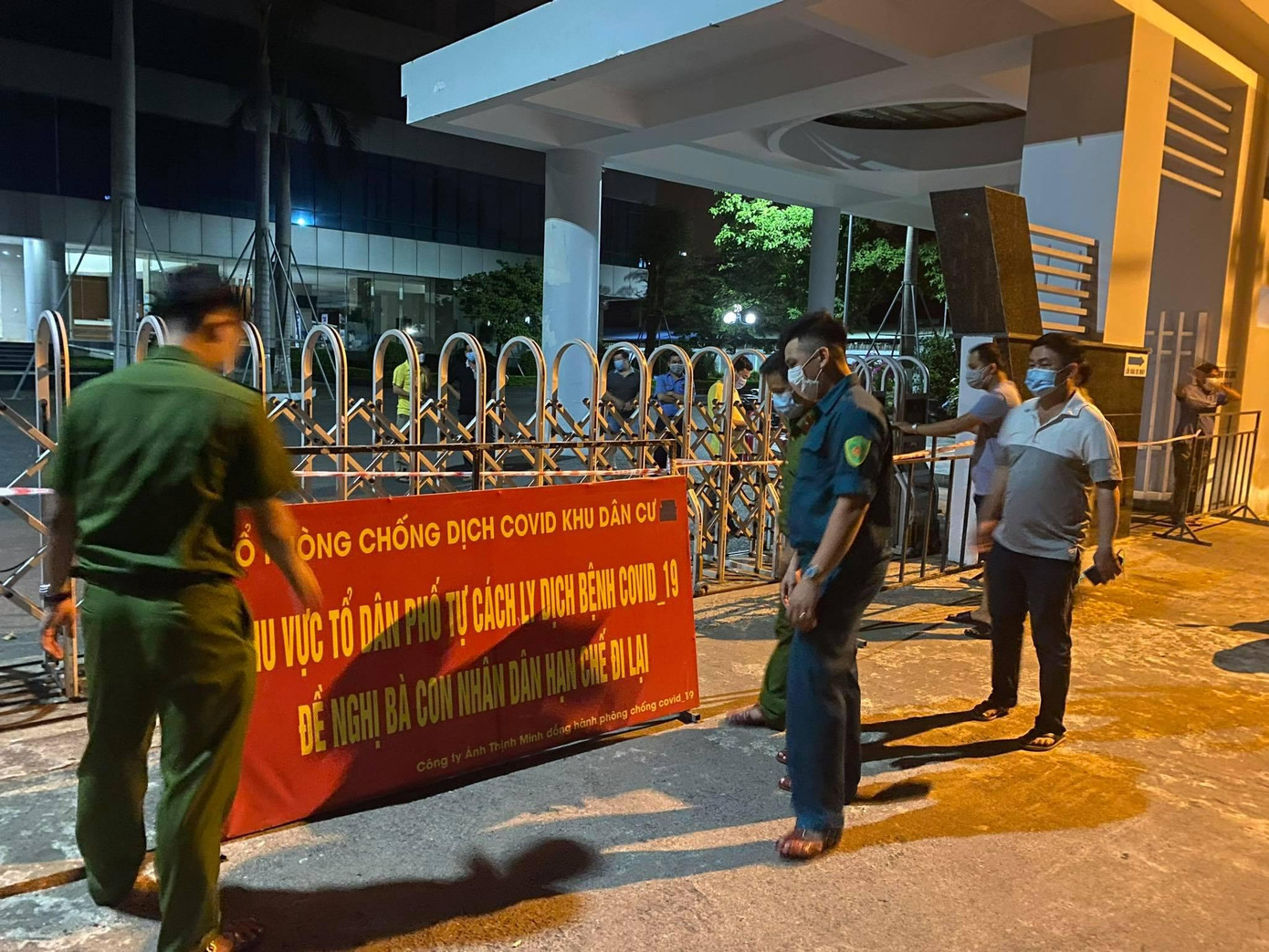 Lực lượng chức năng thực hiện các biện pháp phòng chống dịch ở nơi các trường hợp dương tính làm việc. Lực lượng chức năng thực hiện các biện pháp phòng chống dịch ở nơi các trường hợp dương tính làm việc.