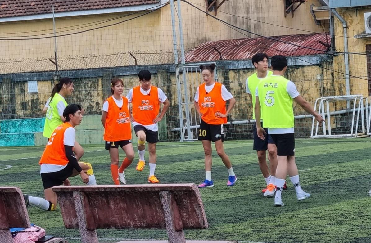 Các nghệ sĩ Hàn Quốc trong một sân bóng ở Đà Nẵng.