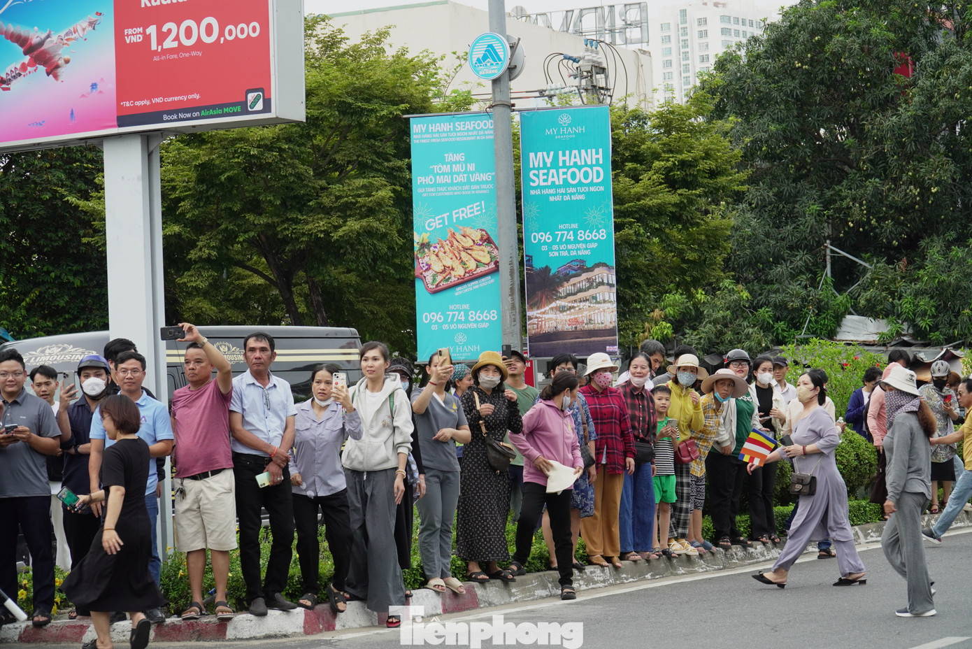 Khắp các tuyến đường Nguyễn Văn Linh, cầu Rồng, Ngô Quyền, Ngũ Hành Sơn, Lê Văn Hiến… nườm nượp người đứng đón xá lợi Phật.