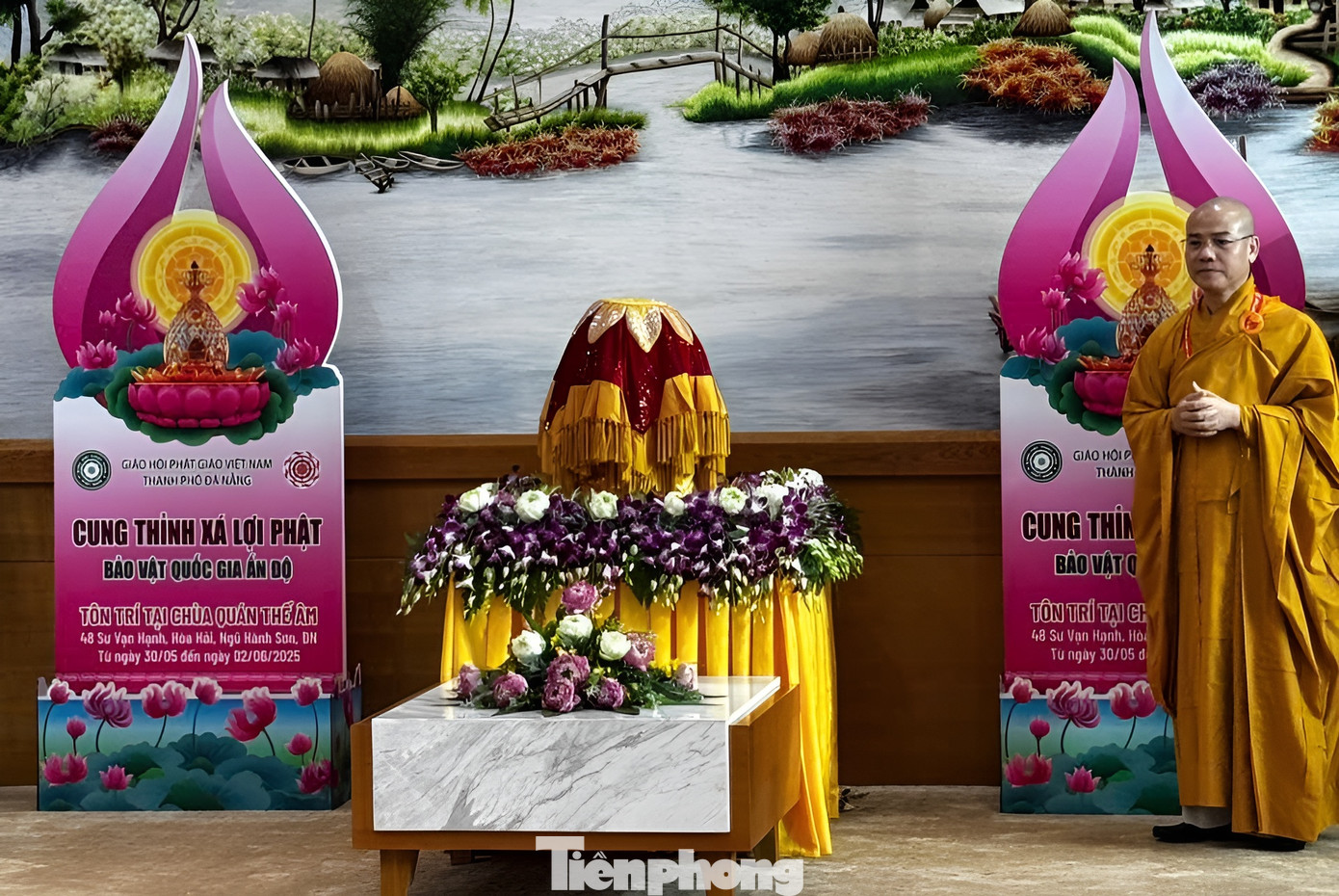 Xá lợi Phật được cung thỉnh tại sân bay Đà Nẵng ngày 30/5.