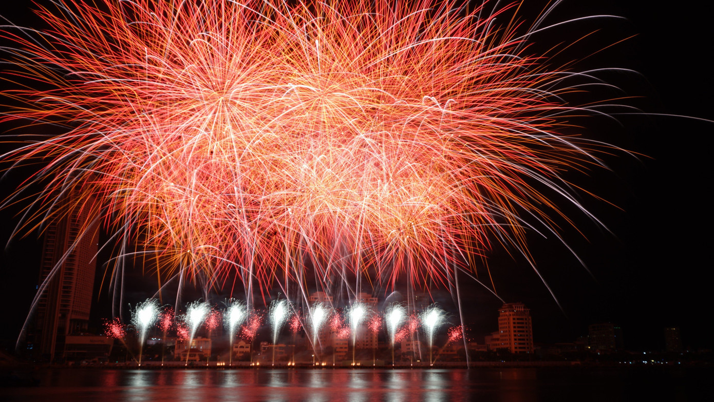 Bằng kỹ thuật bắn pháo đa dạng, từng nhịp pháo hoa đã được biên đạo hoàn hảo với những tia sáng xếp tầng, hòa nhịp theo thanh âm rock mạnh mẽ, đưa khán giả đi qua những “thăng trầm” trong cảm xúc như chính quãng thời gian 3 năm khó khăn vừa qua, và rồi thăng hoa vỡ òa khi dịch bệnh qua đi, thế giới lại được gần nhau như chưa từng có những cuộc cách ly.