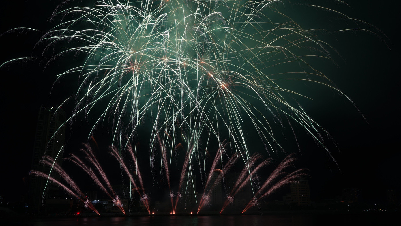 Trọng tâm của hai màn trình diễn đều là sự truyền tải thông điệp hòa bình và hạnh phúc, đem lại cho khán giả những cảm xúc hân hoan và giàu chiêm nghiệm. Nhịp điệu của những tràng pháo bung nở trên bầu trời như hòa với nhịp đập của bao trái tim theo dõi DIFF, thôi thúc sự đoàn kết và tầm nhìn chung về một tương lai hòa bình.