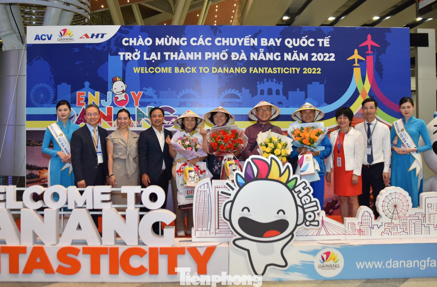 Đại diện Sở Du lịch và các đơn vị liên quan đã chào đón nồng nhiệt hành khách trên chuyến bay KE9463 tới Đà Nẵng đêm 22/6.