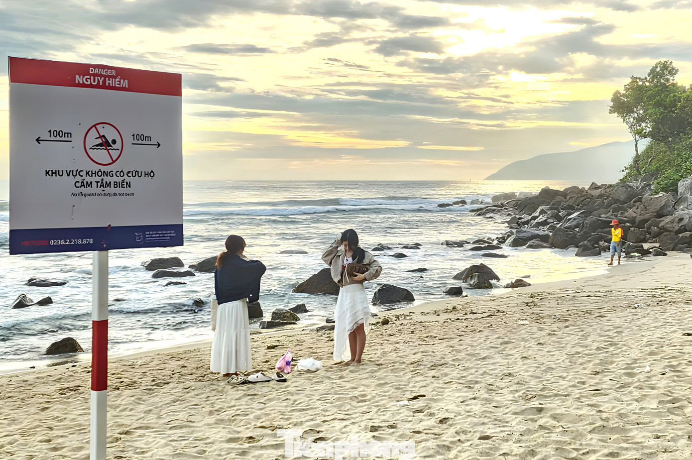 Bãi biển Nam Ô với nhiều ghềnh đá, địa điểm đến check-in của nhiều bạn trẻ. Bãi biển Nam Ô với nhiều ghềnh đá, địa điểm đến check-in của nhiều bạn trẻ.