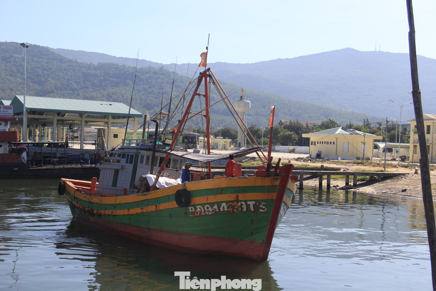 Tàu BĐ 91439 hối hả cập vào cầu cảng để “ăn đá” chuẩn bị cho chuyến ra khơi chiều nay. “Lúc sáng định về dưới cầu kia lấy đá, mà đông quá, chờ không nổi nên phải lên đây. Tàu đi mỗi chuyến đổ hơn 1.500 lít dầu, mấy hôm nay giá dầu giảm cũng mừng lắm chứ”, anh Nguyễn Văn Ánh, thuyền viên, nói. Tàu BĐ 91439 hối hả cập vào cầu cảng để “ăn đá” chuẩn bị cho chuyến ra khơi chiều nay. “Lúc sáng định về dưới cầu kia lấy đá, mà đông quá, chờ không nổi nên phải lên đây. Tàu đi mỗi chuyến đổ hơn 1.500 lít dầu, mấy hôm nay giá dầu giảm cũng mừng lắm chứ”, anh Nguyễn Văn Ánh, thuyền viên, nói.