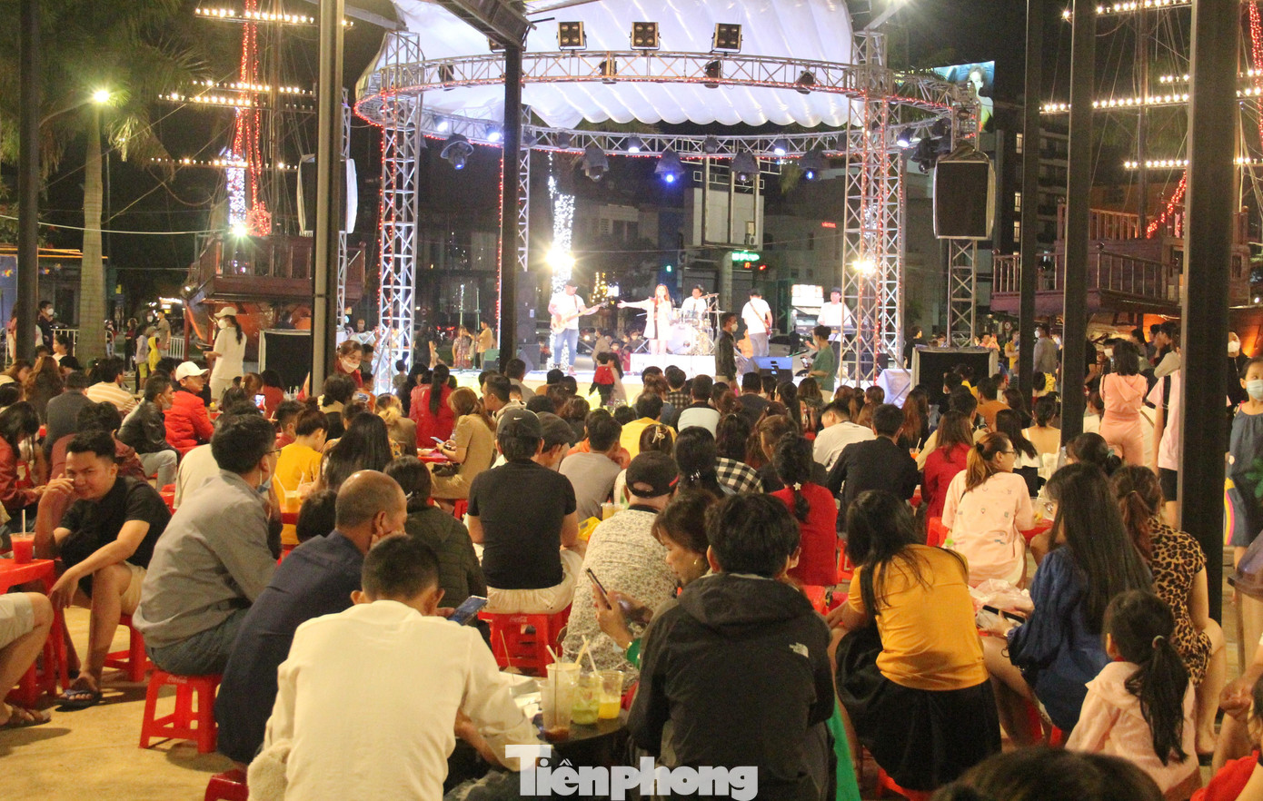 Dãy bàn trước sân khấu ca nhạc kín ken người. Khu chợ này không chỉ góp thêm một điểm đến cho du khách mà còn thúc đẩy kinh tế đêm của thành phố.