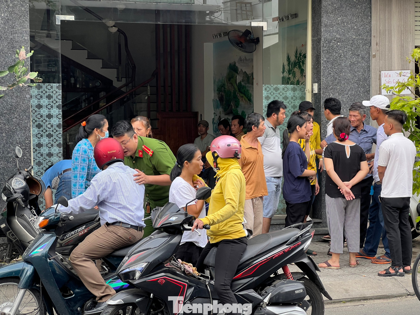 Lực lượng chức năng và người dân tới chia sẻ, hỗ trợ gia đình lo hậu sự.