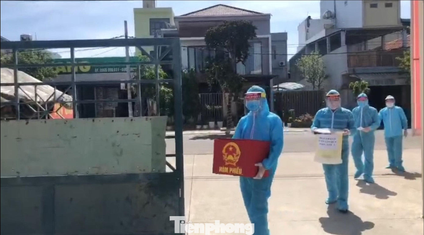 “Mọi người đã tập dượt và hiểu được quy trình đi bầu cử. Sáng 23/5, sẽ có hòm phiếu phụ của phường An Khê đặt tại khu cách ly để mọi người bỏ phiếu theo đúng thời gian quy định”, Trung tá Nguyện nói.
