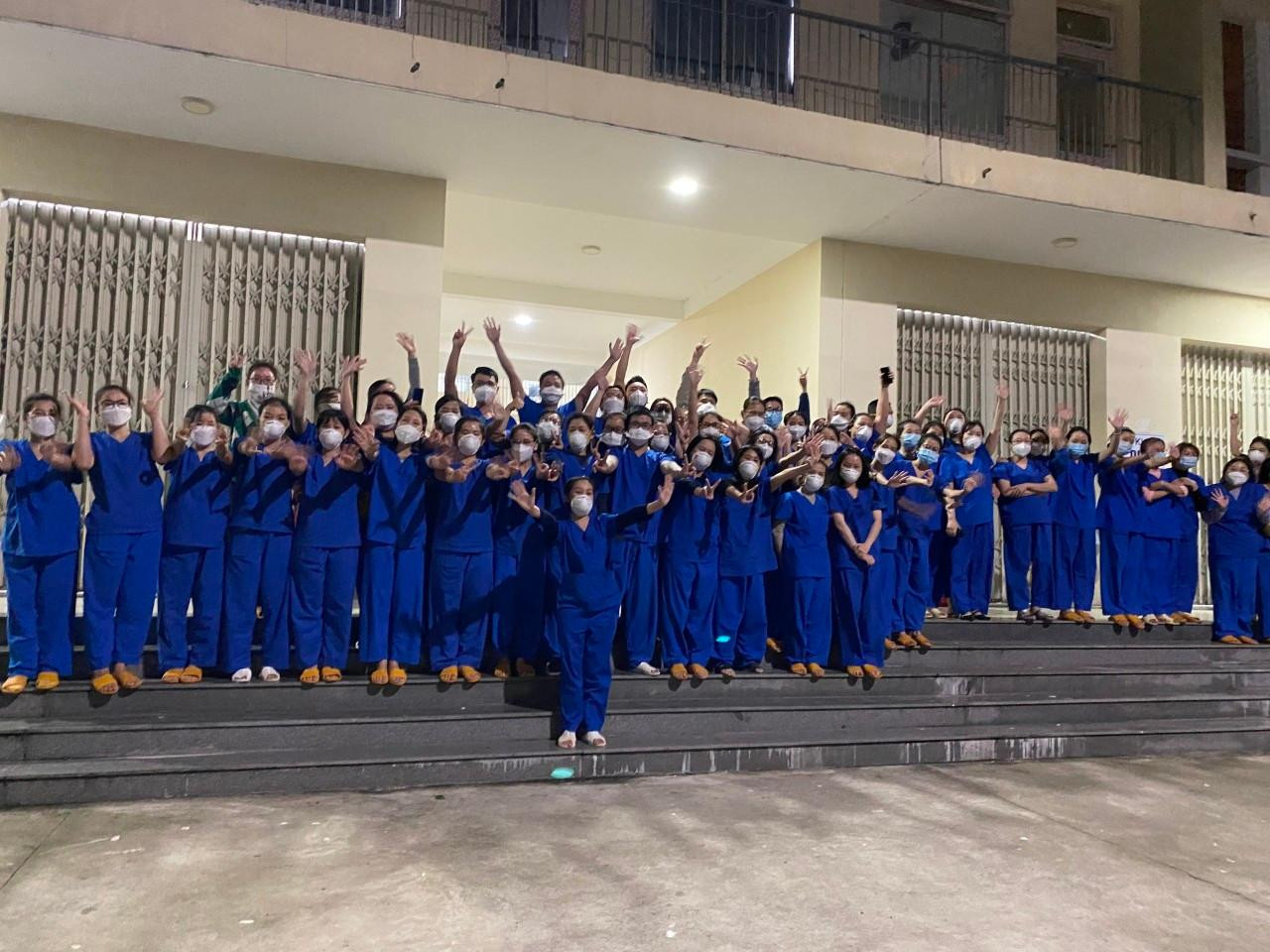 Bác sĩ Lê Đức Nhân, Giám đốc Bệnh viện Đà Nẵng nhìn nhận, sự hỗ trợ của các tình nguyện viên đóng góp không hề nhỏ trong quá trình điều trị F0 tại bệnh viện dã chiến. Bác sĩ Lê Đức Nhân, Giám đốc Bệnh viện Đà Nẵng nhìn nhận, sự hỗ trợ của các tình nguyện viên đóng góp không hề nhỏ trong quá trình điều trị F0 tại bệnh viện dã chiến.