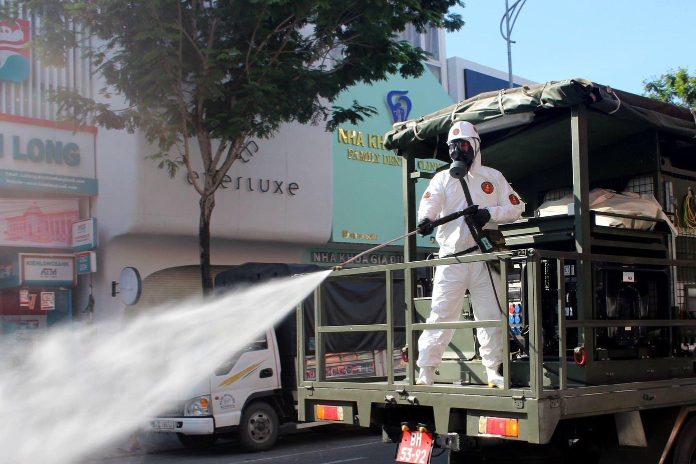 Lực lượng chức năng phun khử khuẩn quanh khu vực có bệnh nhân COVID-19 sinh sống.