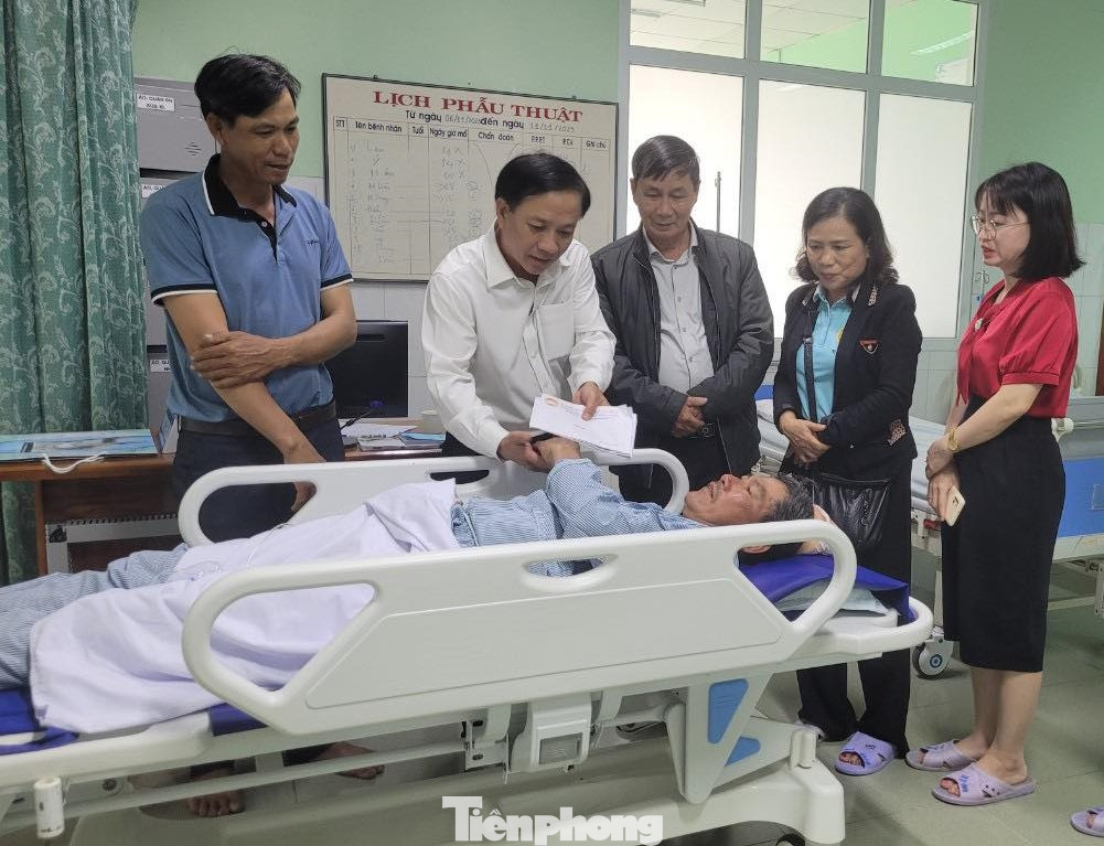 Chính quyền địa phương tới thăm hỏi, động viên ông Hùng.