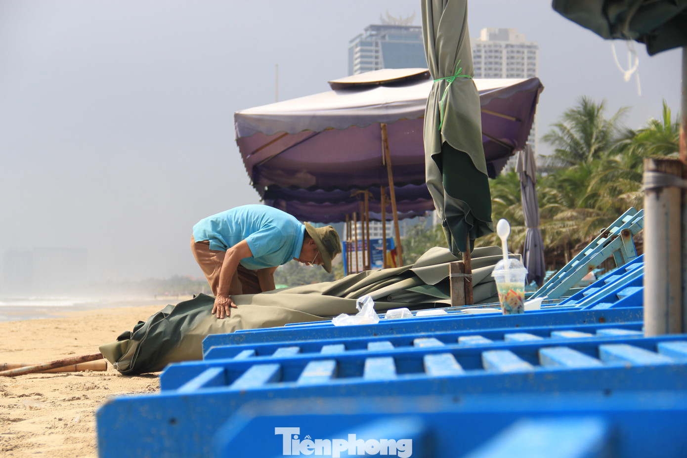 Ông Trần Quốc Anh cũng có hơn 60 chiếc dù. Tới gần trưa, ông vẫn chưa thu dọn xong.