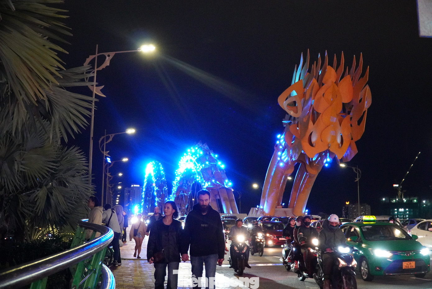 Cả ngàn người dân, du khách đổ về khu vực cây thông. Anh Yusri (Malaysia) cùng gia đình đã rất ngạc nhiên khi Đà Nẵng tổ chức lễ hội giáng sinh, đón năm mới rất sớm. &quot;Không khí của lễ hội rất náo nhiệt, tôi thật sự ấn tượng với cây thông khổng lồ. Đây là một trải nghiệm tuyệt vời của gia đình tôi&quot;, anh chia sẻ.