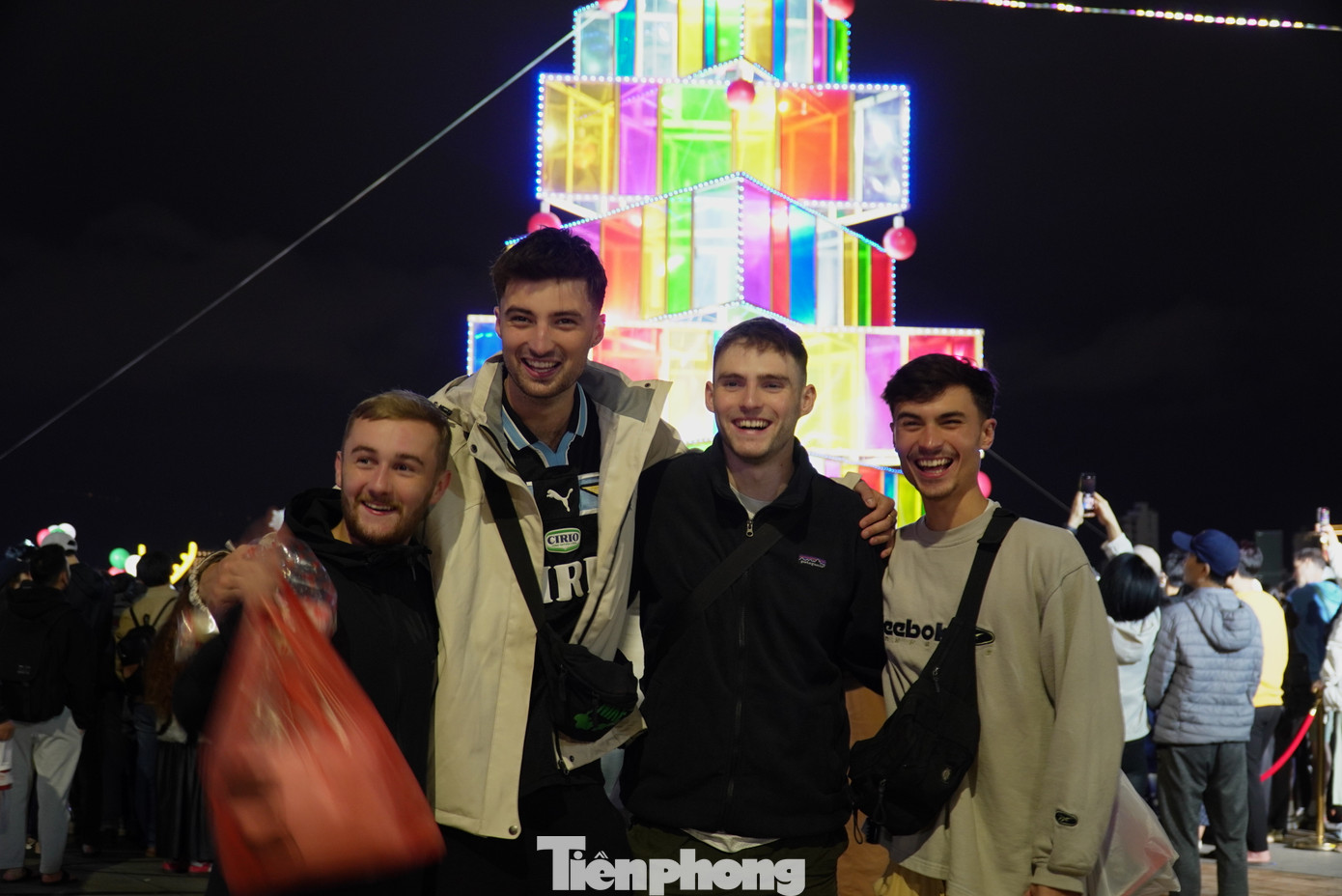 Đây là khu vực giữa trung tâm thành phố nên thu hút du khách. Rất đông người dân, du khách đã kéo về đây check-in, chờ đợi khoảnh khắc cây thông được thắp sáng.