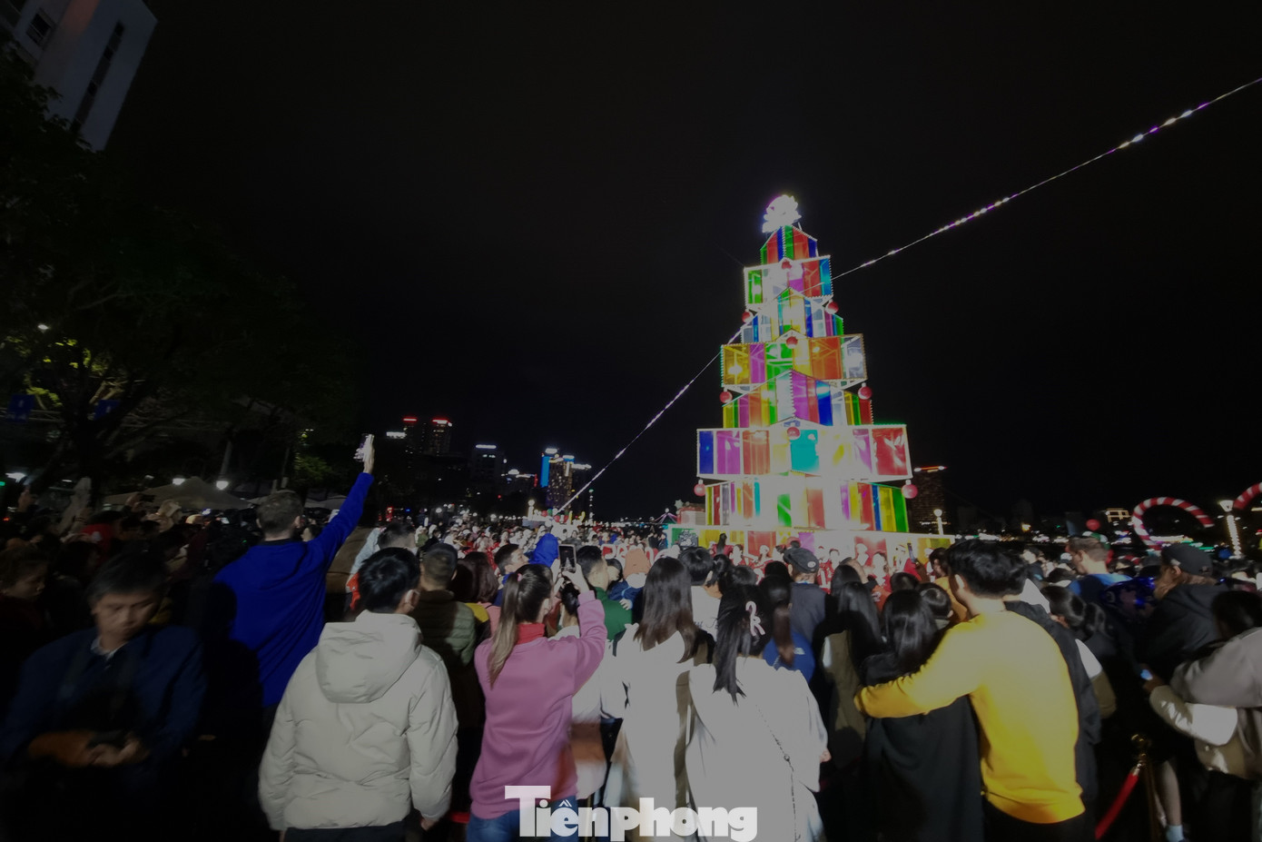Cả ngàn người dân, du khách đổ về khu vực cây thông. Anh Yusri (Malaysia) cùng gia đình đã rất ngạc nhiên khi Đà Nẵng tổ chức lễ hội giáng sinh, đón năm mới rất sớm. &quot;Không khí của lễ hội rất náo nhiệt, tôi thật sự ấn tượng với cây thông khổng lồ. Đây là một trải nghiệm tuyệt vời của gia đình tôi&quot;, anh chia sẻ.
