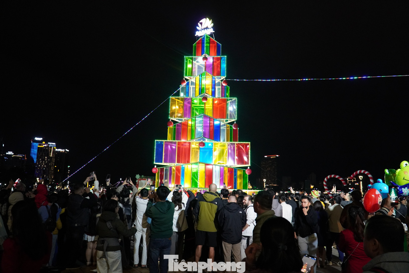 Cây thông ánh sáng cao 20m với thiết kế tinh xảo cùng hệ thống ánh sáng rực rỡ, được bố trí trên vỉa hè đường Bạch Đằng ngay đuôi cầu Rồng. Ảnh: Thanh Hiền.