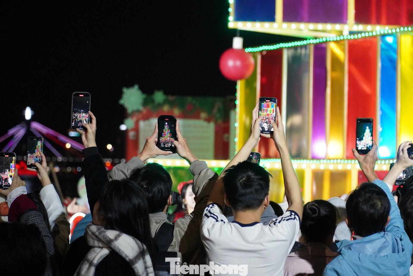 Lễ hội đón Giáng sinh - chào năm mới có sự tham gia của Hoa hậu Quốc tế Huỳnh Thị Thanh Thủy trong sự kiện diễu hành và hoạt náo “Vui cùng ông già Noel” tối 20/12 từ phố đi bộ Bạch Đằng (giao lộ Bạch Đằng - Bình Minh 6) đến cây thông ánh sáng.