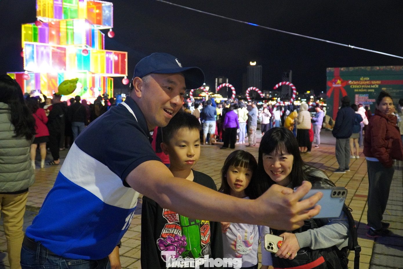 Cả ngàn người dân, du khách đổ về khu vực cây thông. Anh Yusri (Malaysia) cùng gia đình đã rất ngạc nhiên khi Đà Nẵng tổ chức lễ hội giáng sinh, đón năm mới rất sớm. &quot;Không khí của lễ hội rất náo nhiệt, tôi thật sự ấn tượng với cây thông khổng lồ. Đây là một trải nghiệm tuyệt vời của gia đình tôi&quot;, anh chia sẻ.