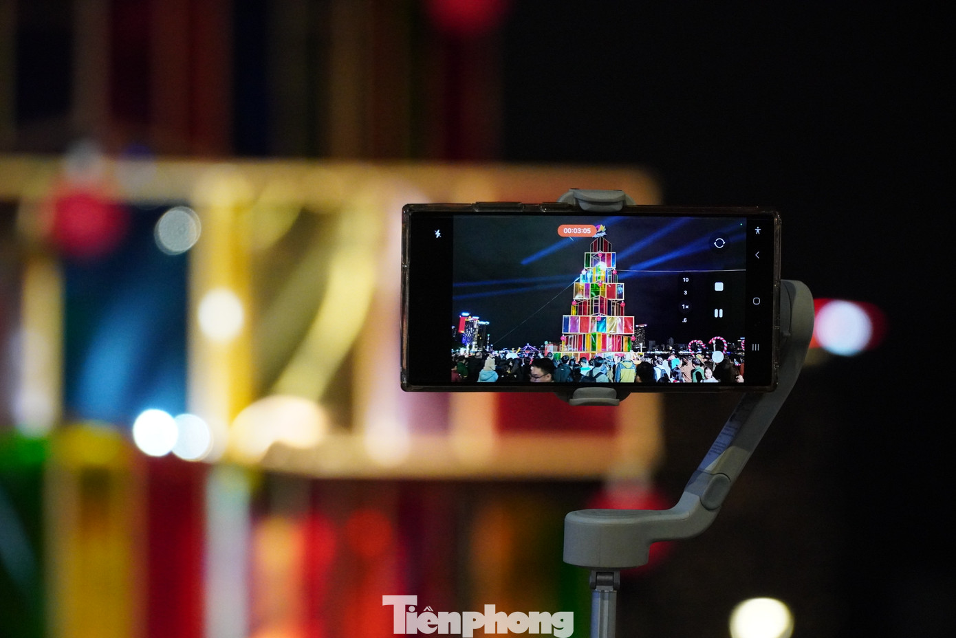 Lễ hội đón Giáng sinh - chào năm mới Đà Nẵng 2025 kéo dài đến 2/1/2025 tại hai bên bờ cầu Rồng với chuỗi các hoạt động văn hóa, du lịch, vui chơi, giải trí độc đáo, mới lạ, nhằm gia tăng trải nghiệm và tạo dấu ấn đặc biệt đối với người dân, du khách.