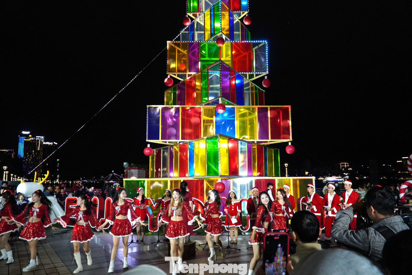 Người dân, du khách còn được thưởng thức nhiều tiết mục văn nghệ sôi động.