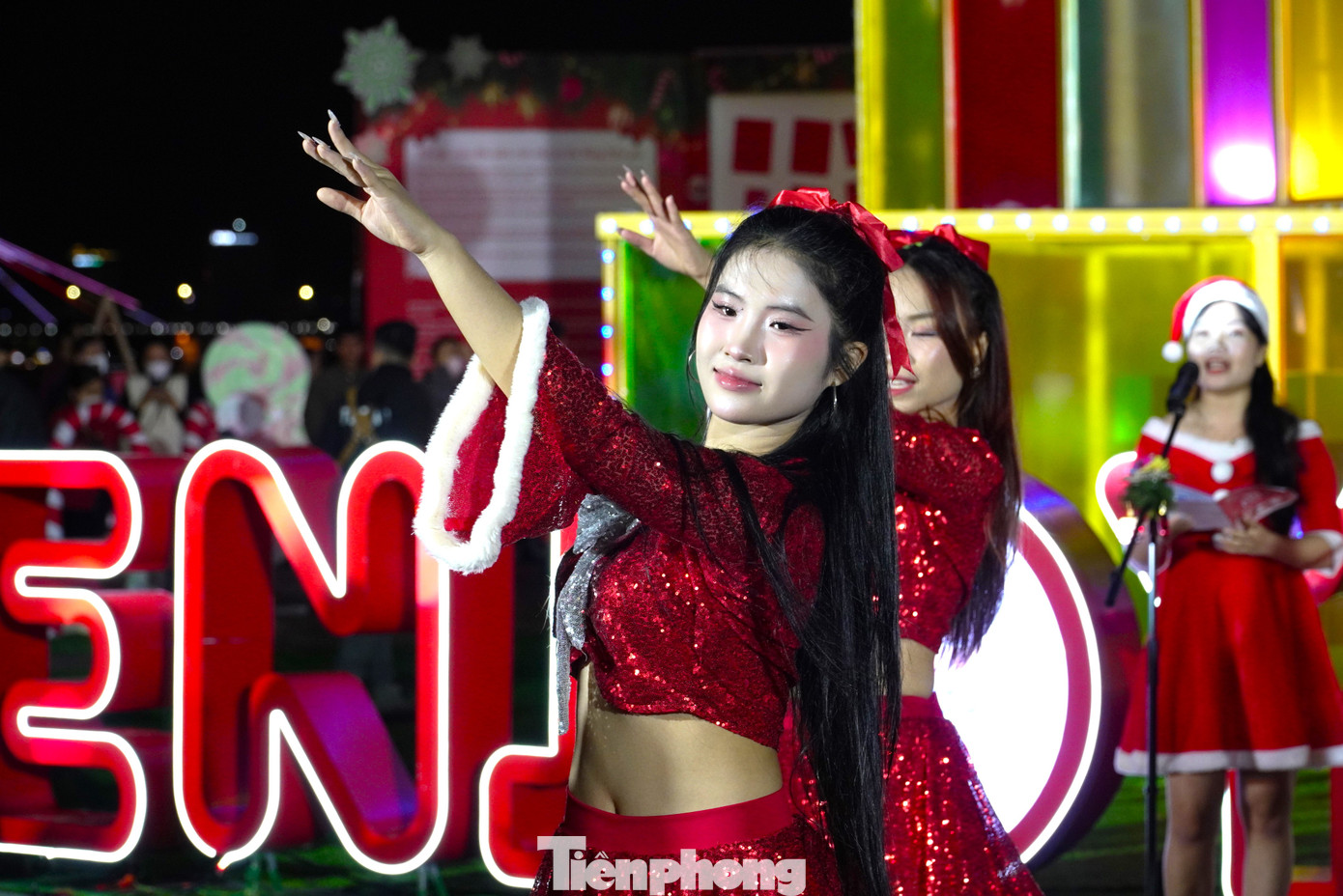 Người dân, du khách còn được thưởng thức nhiều tiết mục văn nghệ sôi động.