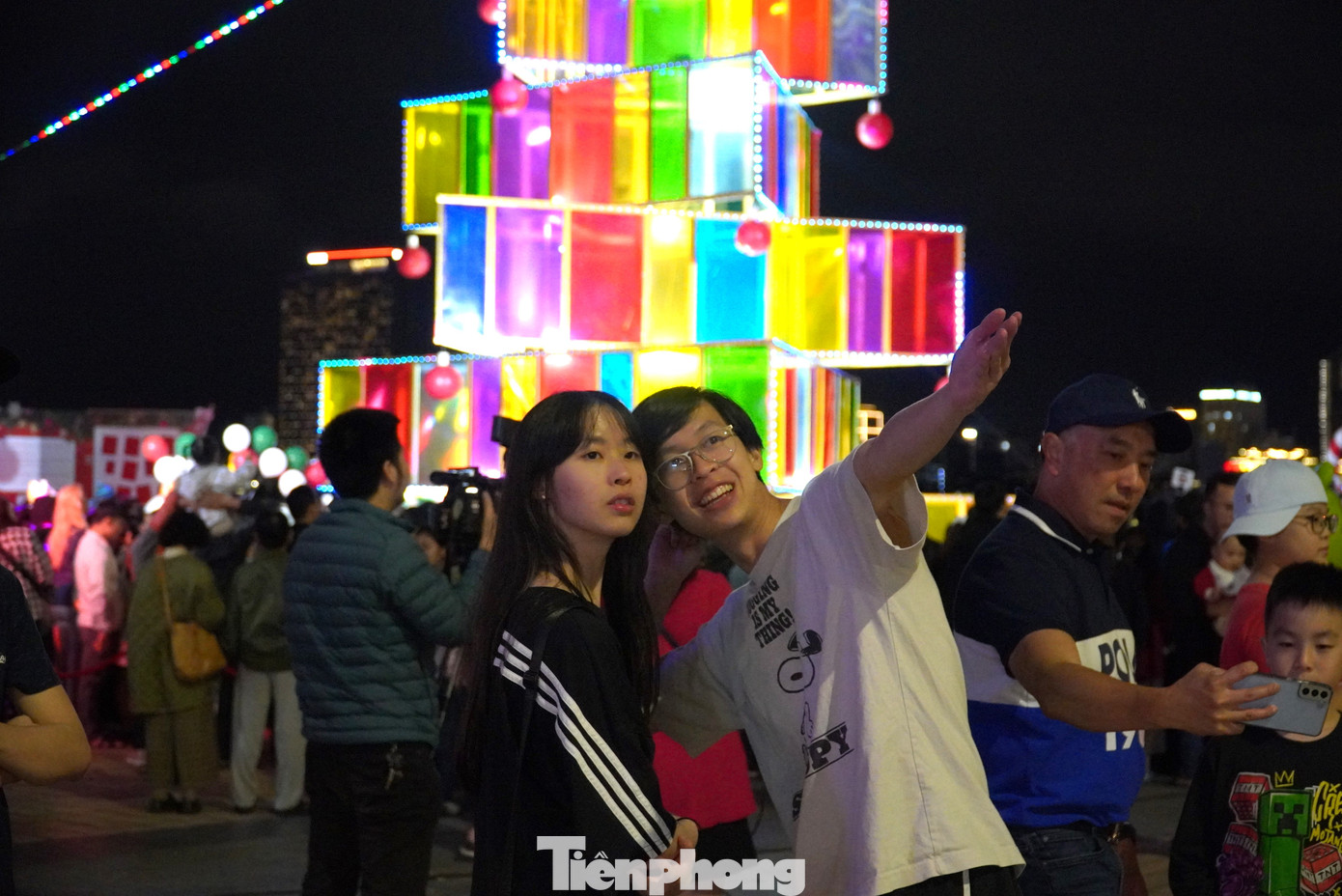 Cả ngàn người dân, du khách đổ về khu vực cây thông. Anh Yusri (Malaysia) cùng gia đình đã rất ngạc nhiên khi Đà Nẵng tổ chức lễ hội giáng sinh, đón năm mới rất sớm. &quot;Không khí của lễ hội rất náo nhiệt, tôi thật sự ấn tượng với cây thông khổng lồ. Đây là một trải nghiệm tuyệt vời của gia đình tôi&quot;, anh chia sẻ.