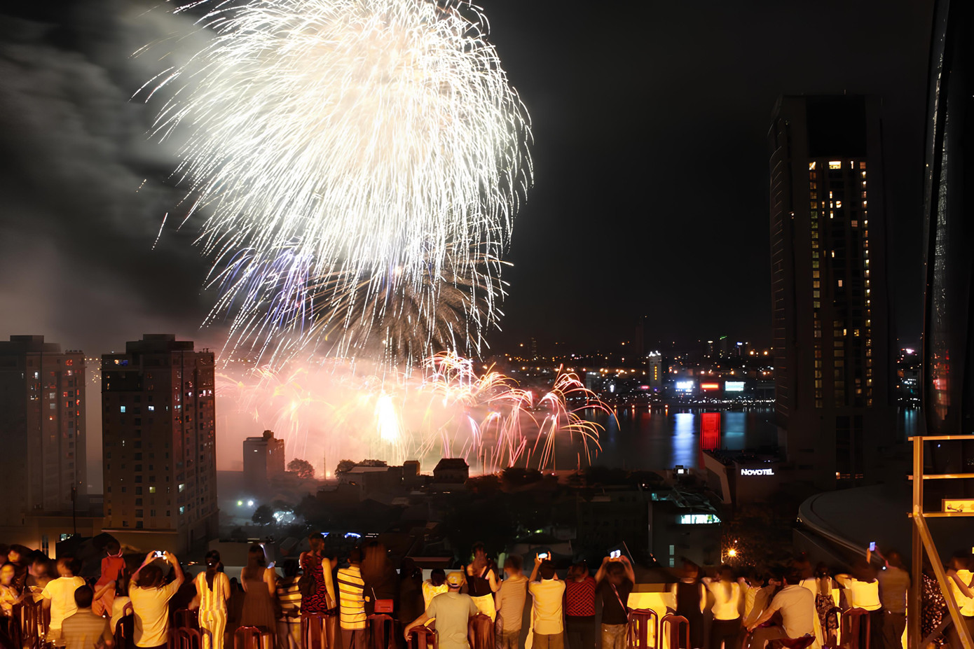 Chỗ ngồi xem pháo hoa từ tầng thượng một khách sạn trên đường Lý Tự Trọng, quận Hải Châu. Chỗ ngồi xem pháo hoa từ tầng thượng một khách sạn trên đường Lý Tự Trọng, quận Hải Châu.