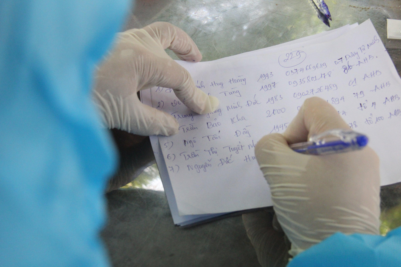 Đại diện hộ gia đình phải khai báo đầy đủ thông tin trước khi lấy mẫu.