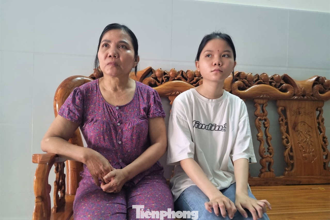 Chị Trần Thị Lợi và cháu Dương Thị Mỹ Linh, vợ cựu binh Gạc Ma Dương Văn Dũng. Ảnh: Thanh Trần. Chị Trần Thị Lợi và cháu Dương Thị Mỹ Linh, vợ cựu binh Gạc Ma Dương Văn Dũng. Ảnh: Thanh Trần.